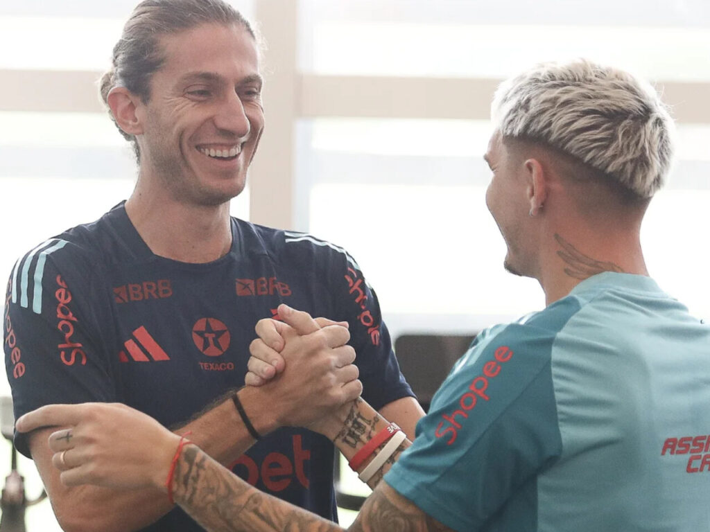 Filipe Luís e Guillermo Varela durante treino no Ninho do Urubu - Foto: Gilvan de Souza/CRF