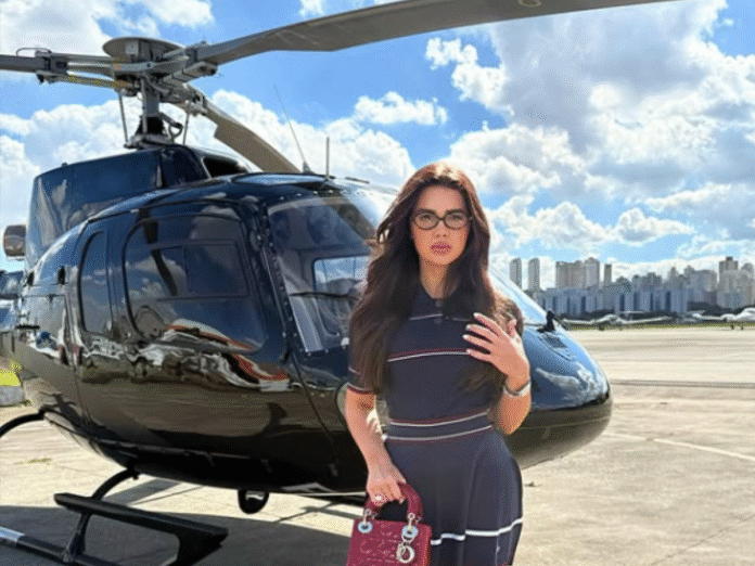 Franciny Ehlke com helicóptero que ganhou de presente do noivo Tony Maleh (Foto: Reprodução/Instagram)