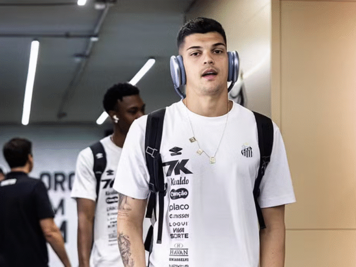 Goleiro Gabriel Brazão em ação pelo Santos (Foto: Raul Barreta/Santos)