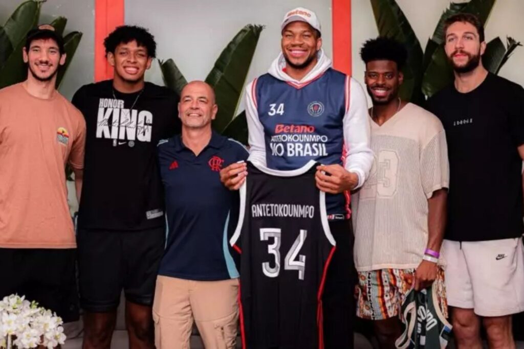 Giannis, jogador da NBA, posa com a camisa do Flamengo