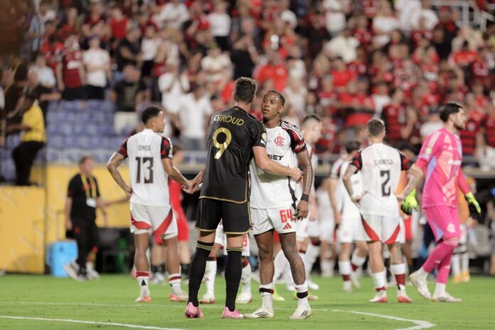 Giroud e Wallace Yan se cumprimentam após Flamengo e Los Angeles