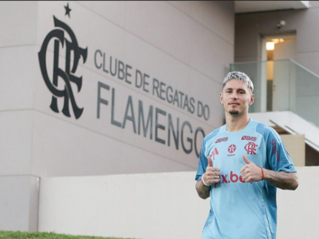 Varela em chegada para o treino no Ninho do Urubu - Foto: Gilvan de Souza/CRF