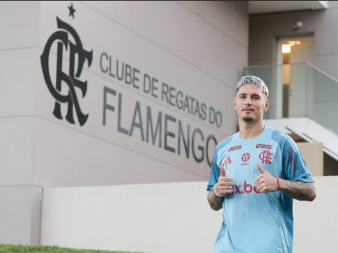 Varela em chegada para o treino no Ninho do Urubu - Foto: Gilvan de Souza/CRF