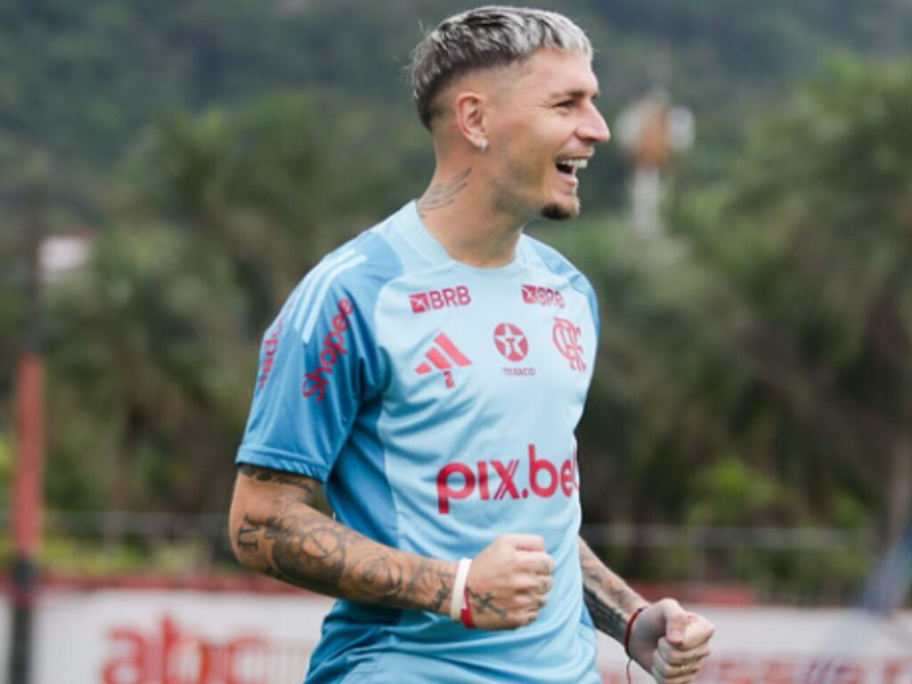 Guillermo Varela em treino no CT Ninho do - Foto: Gilvan de Souza/CRF