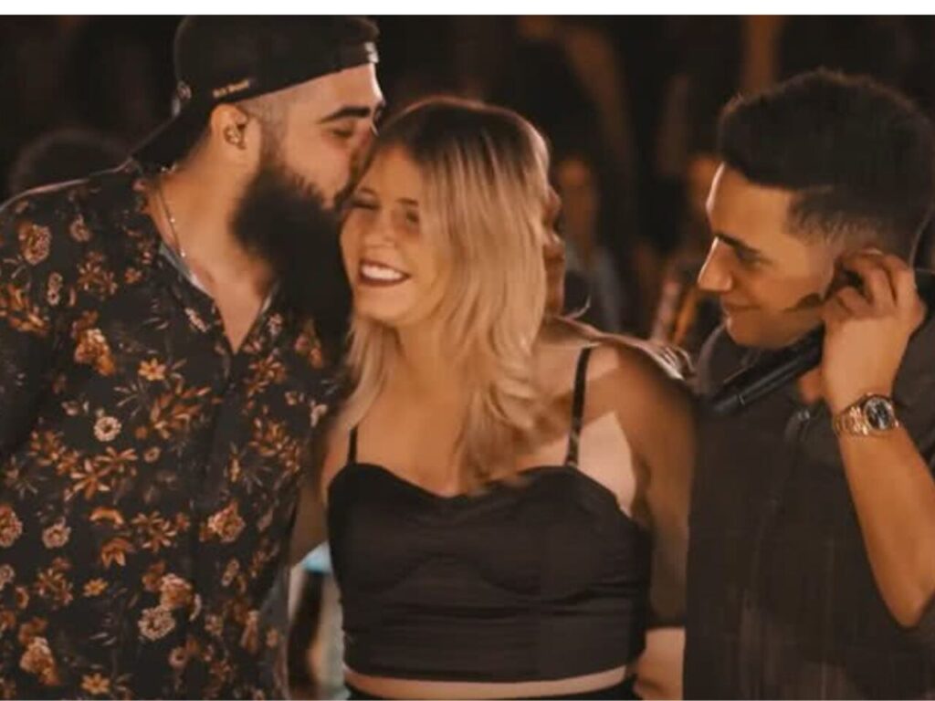 Henrique e Juliano homenageiam Marília Mendonça em show (Foto: Reprodução/Youtube)