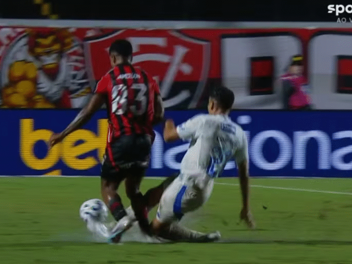 Jamerson, do Vitória, sofre fratura após entrada de Eduardo, do Cruzeiro, em jogo válido pela 12ª rodada do Brasileirão (Foto: Reprodução/Premiere)