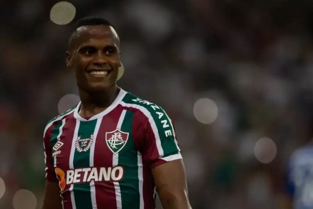 Torcida do Fluminense se anima com números de John Arias