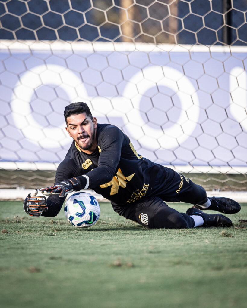 João Paulo em treino no CT Rei Pelé (Foto: Raul Baretta/Santos)