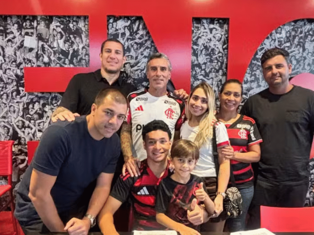 João Vitor é da base do Flamengo e assinou o primeiro contrato profissional (Foto: Divulgação)