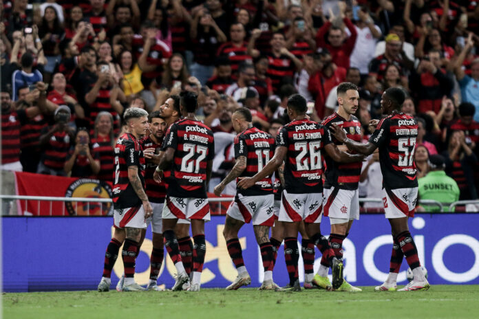 Jogadores do Flamengo cumprimentam Arrascaeta após meia marcar um gol contra o Fortaleza (Foto: Gilvan de Souza/Flamengo)
