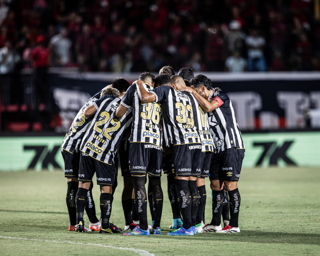 Jogadores do Santos no Estádio Barradão ( Fotos: Raul Baretta/ Santos FC.)