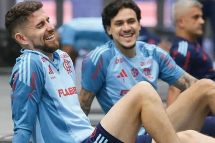 Jorginho e Pedro em momento descontraído em treino do Flamengo