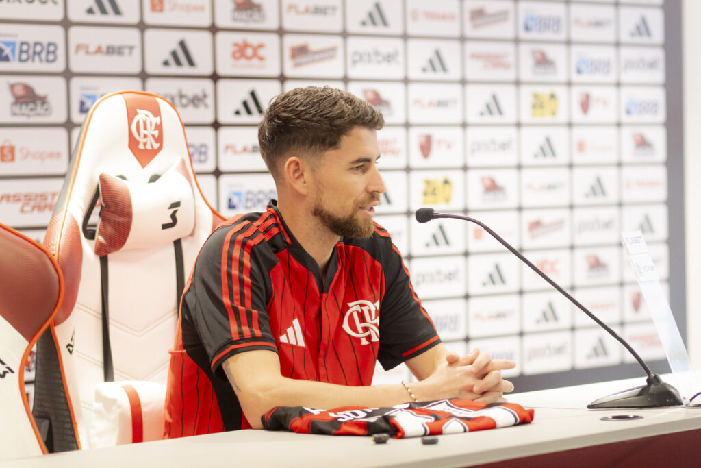 Jorginho em coletiva de apresentação (Foto: Adriano Fontes/Flamengo)