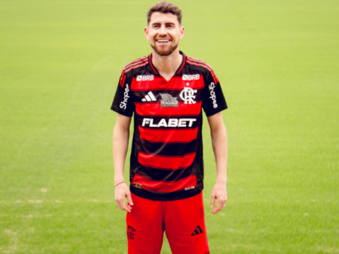 Jorginho foi apresentado pelo Flamengo no sábado, dia 7 de junho de 2025 (Foto: Foto: Adriano Fontes/Flamengo)