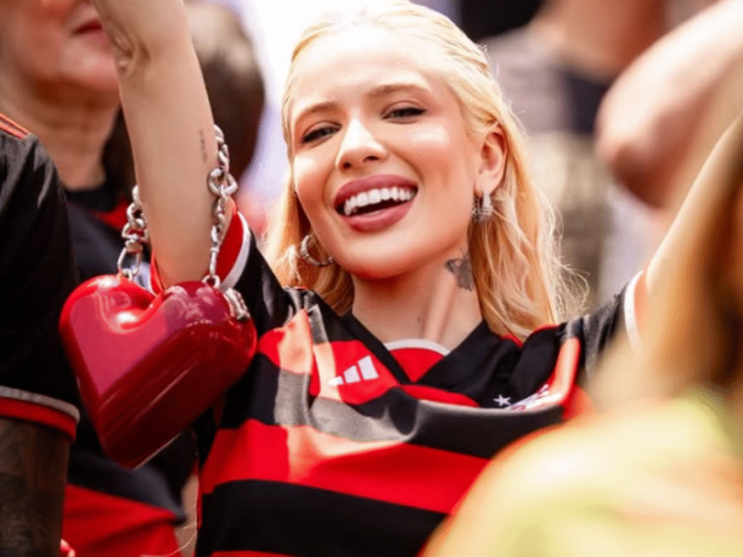 Karoline Lima se fantasia de Cuca para aniversário da filha