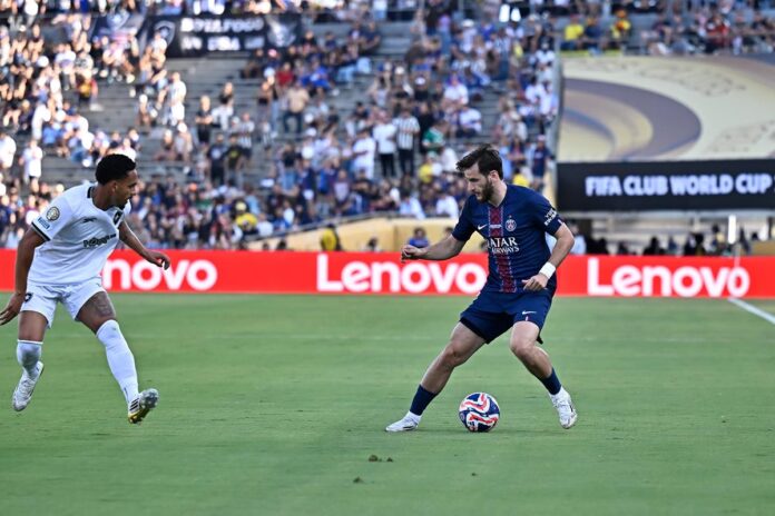 Kvaratshelia contra o Botafogo (Foto: Meunier/PSG)