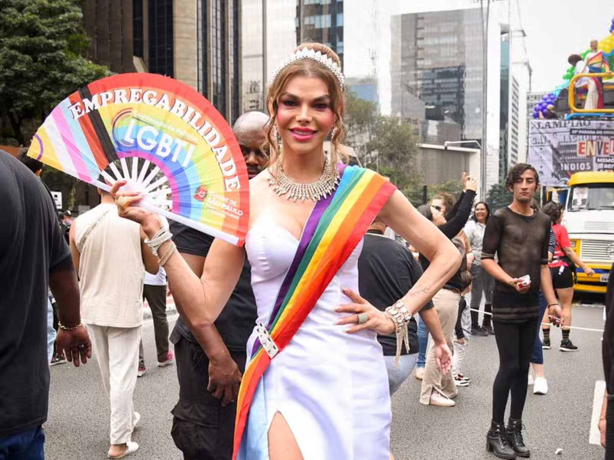 Léo Aquila marca presença na parada LGBTQIA+ (Foto: Reprodução)