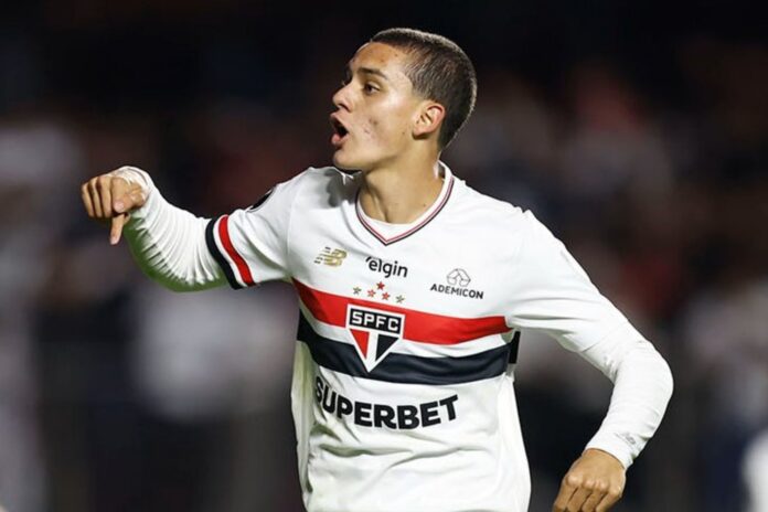 Lucca em partida pelo São Paulo