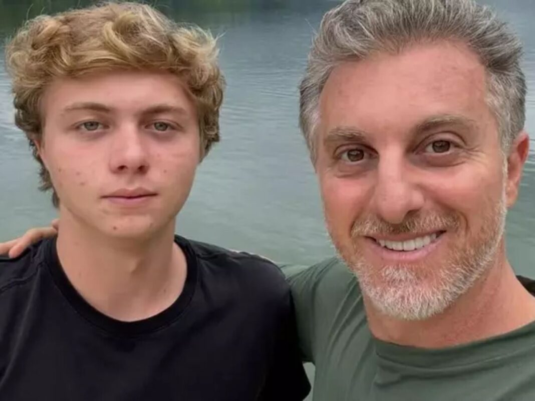 Luciano Huck e filho fazem aventura radical