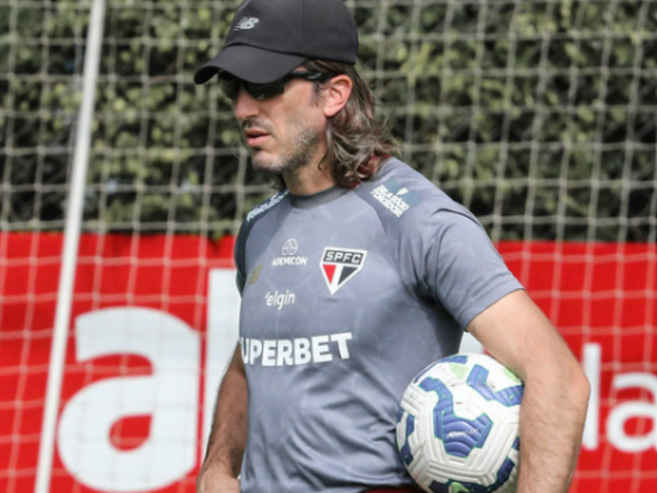 Luis Zubeldía durante treino em Cotia - Foto: Erico Leonan/SPFC