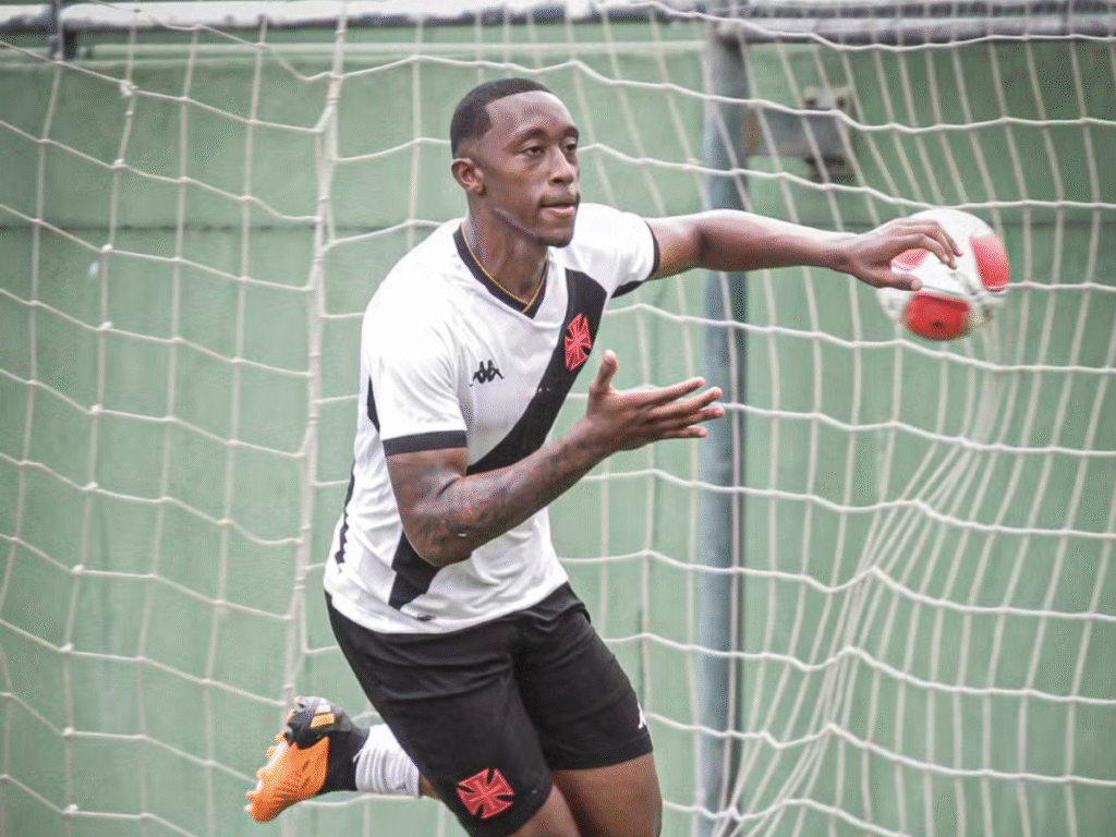 Luiz Gustavo é zagueiro e cria do Vasco (Foto: Matheus Lima / CRVG)