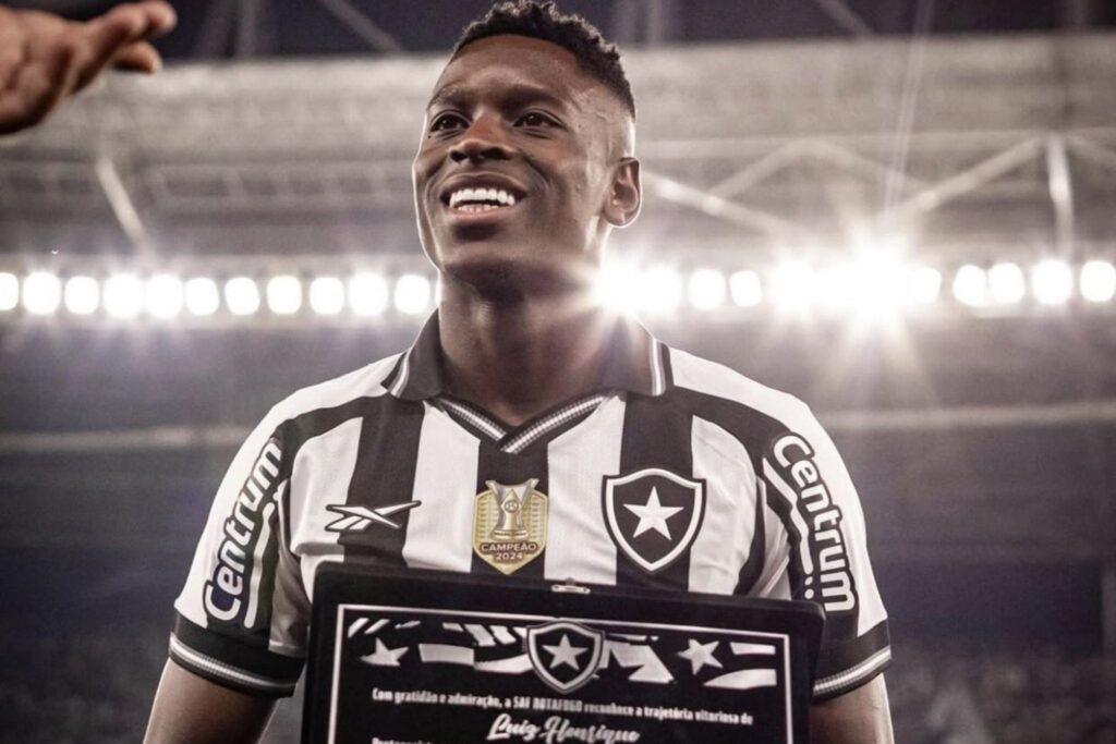 Luiz Henrique recebe homenagem do Botafogo