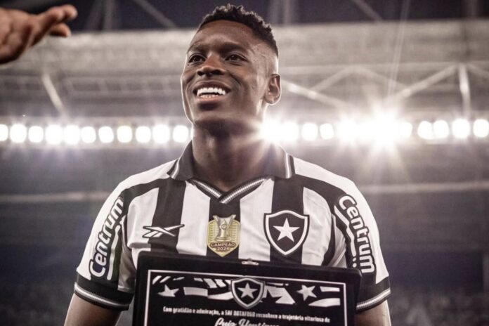 Luiz Henrique recebendo homenagem do Botafogo