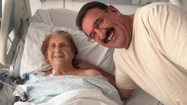 Mãe de Ratinho vai para o hospital