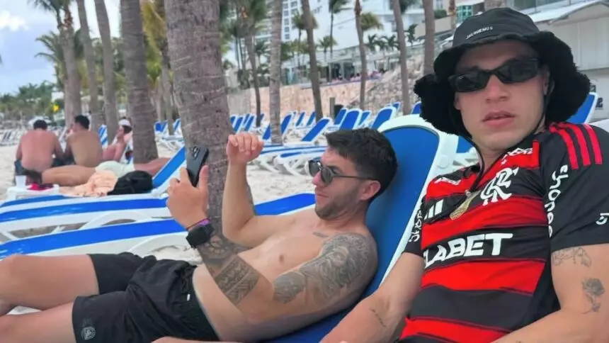 Meio-campista do Manchester United posta foto com camisa do Flamengo