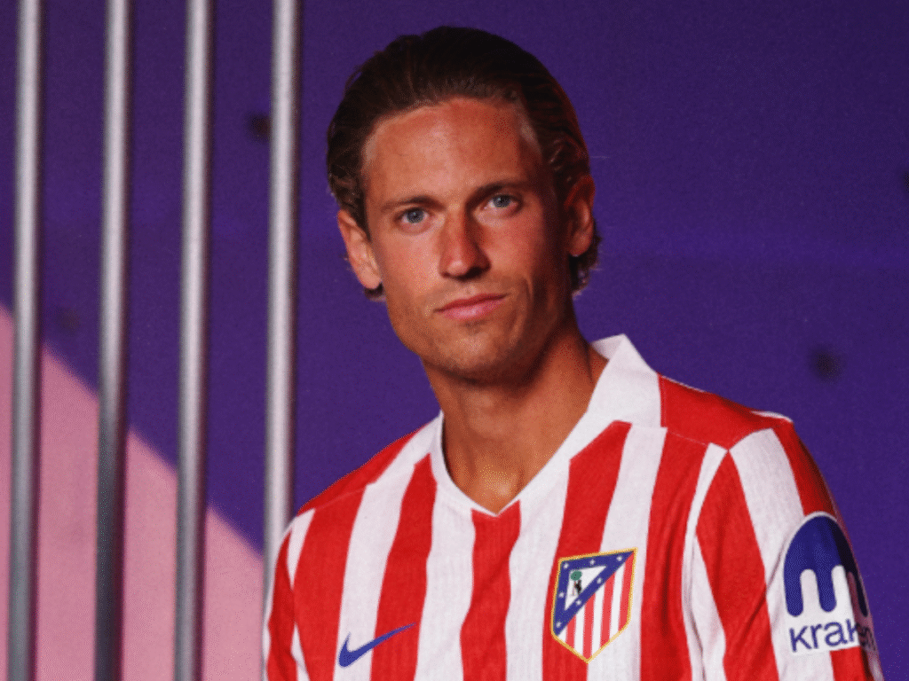 Llorente, lateral do Atlético de Madrid, em divulgação do novo uniforme (Foto: Divulgação/Atleti)