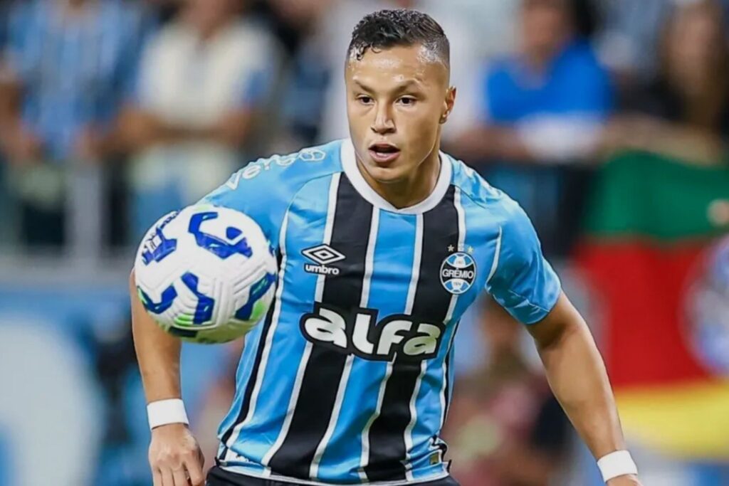 Marlon, em ação pelo Grêmio