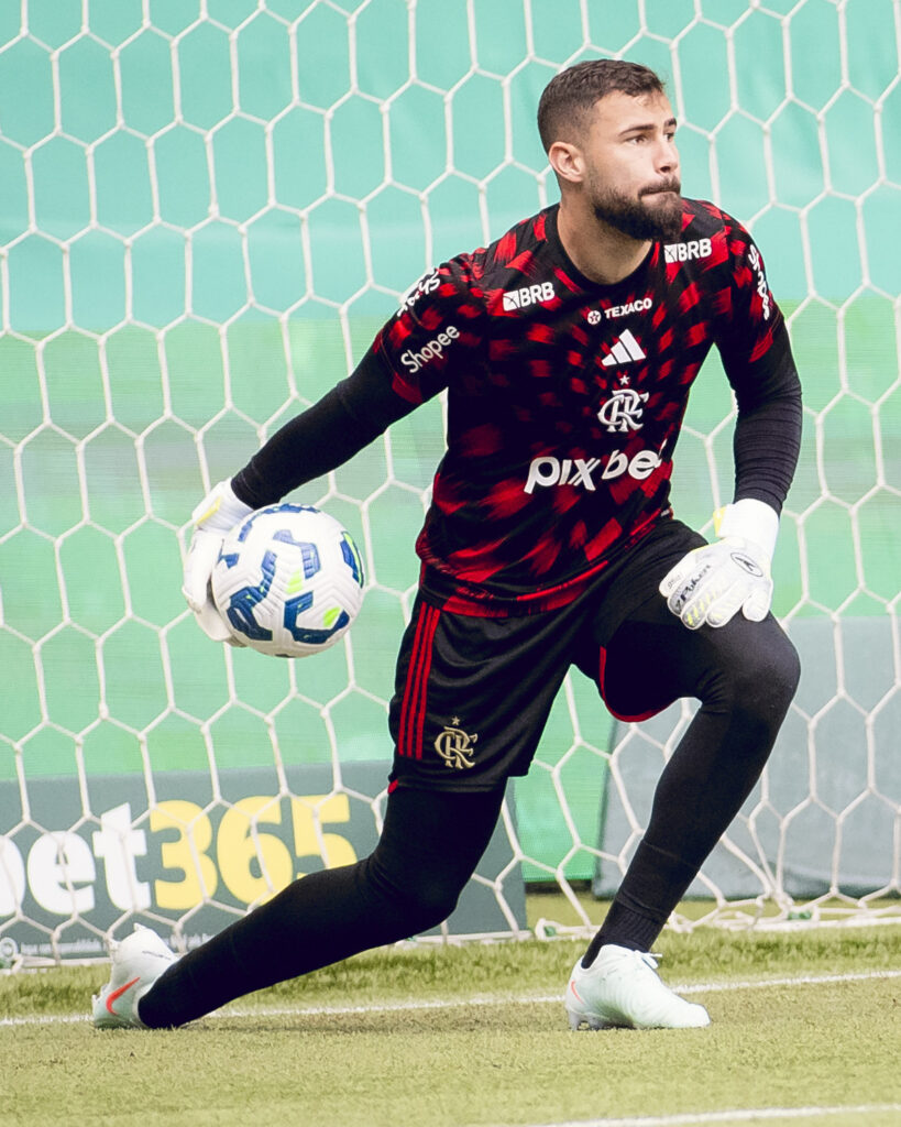 Matheus Cunha em aquecimento pré-jogo pelo Flamengo (Foto: Adriano Fontes/Flamengo)