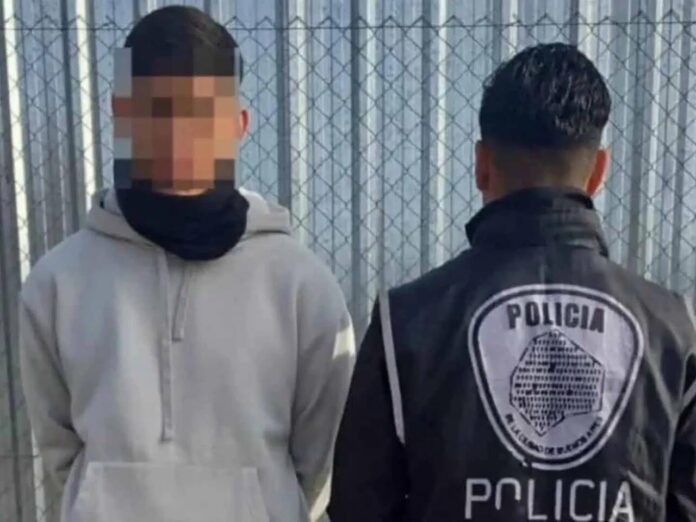 Meia argentino é detino antes de entrar em estádio (Foto: Divulgação/Imprensa local)