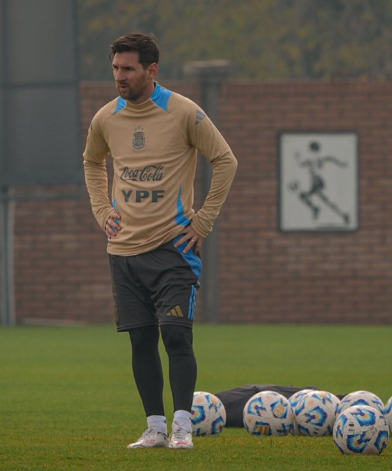 Messi em treino pela seleção Argentina (Foto: Tatografias/AFA)
