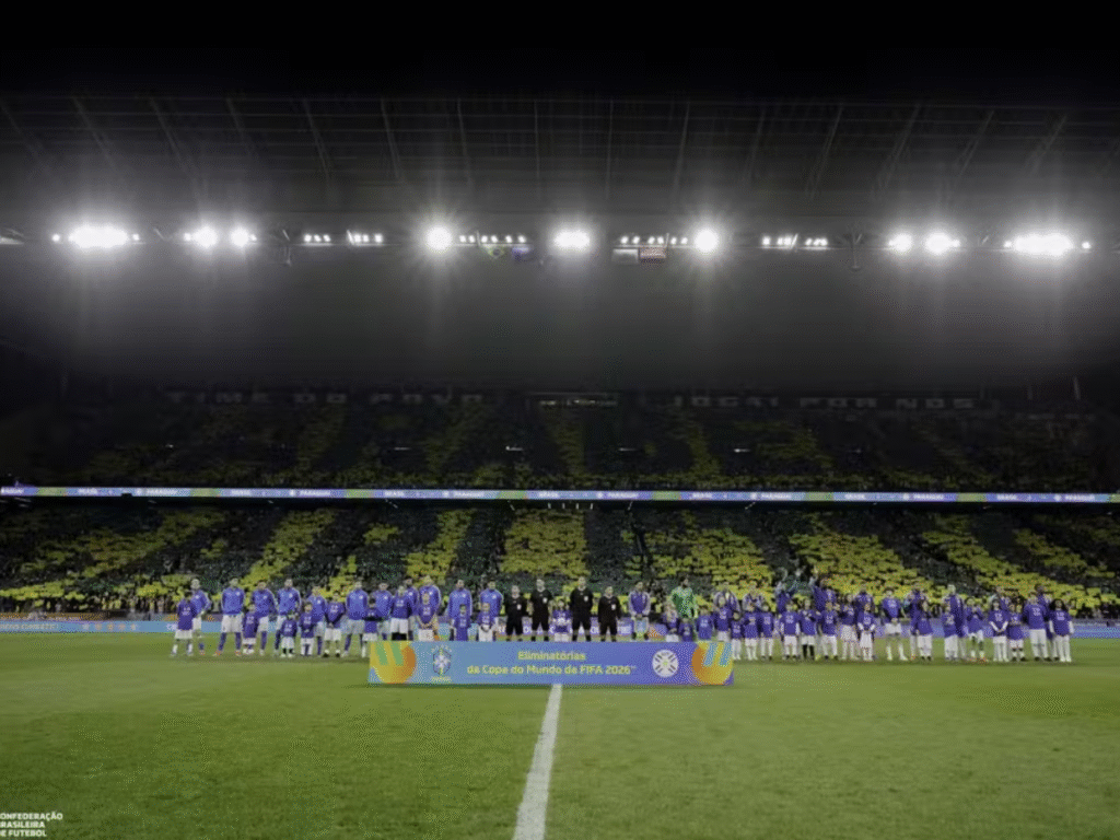 Torcida do Brasil faz mosaico em homenagem ao técnico Carlo Ancelotti antes de jogo entre Brasil e Paraguai (Foto: Rafael Ribeiro/CBF)