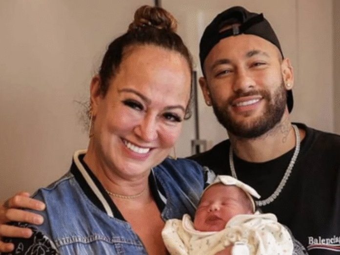 Nadine Gonçalves, mãe de Neymar, ao lado do filho e da neta Mavie (Foto: Reprodução/Instagram)
