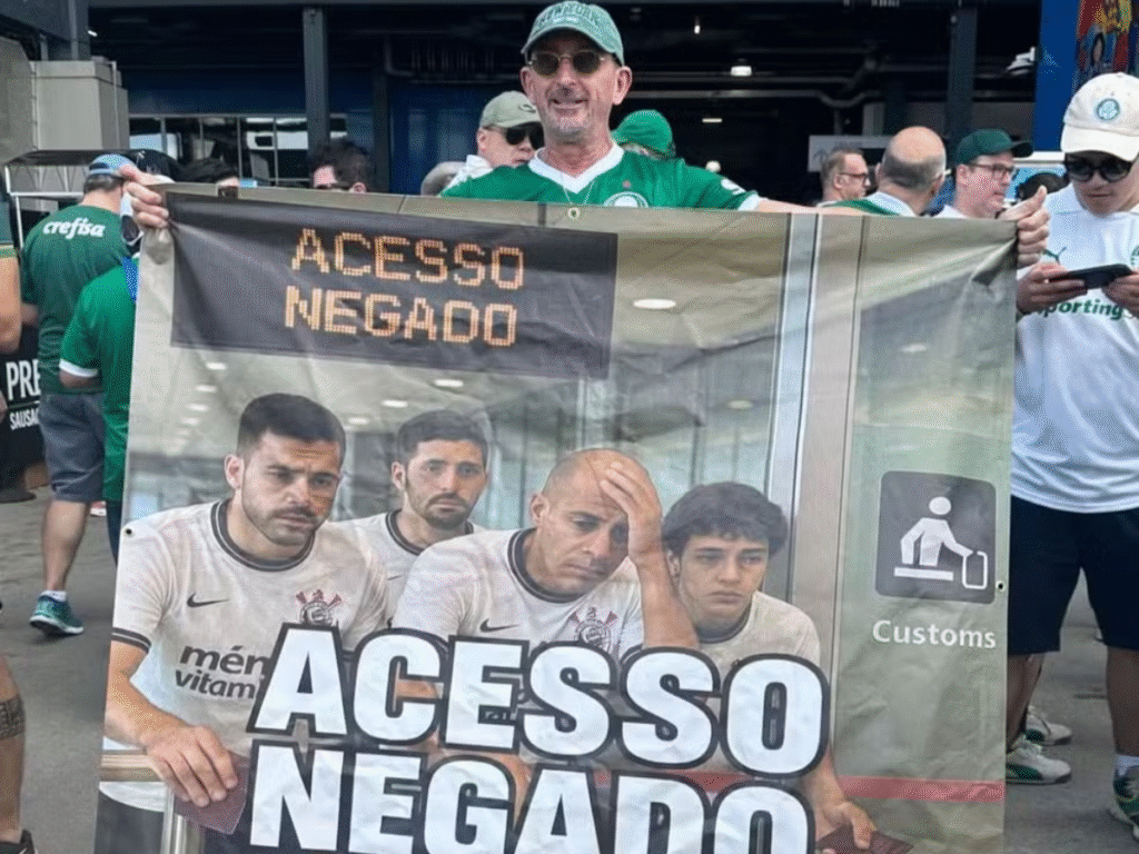 Pai de Piquerez, do Palmeiras, provoca Corinthians e carrega faixa de "acesso negado" em jogo do Mundial (Foto: Reprodução)