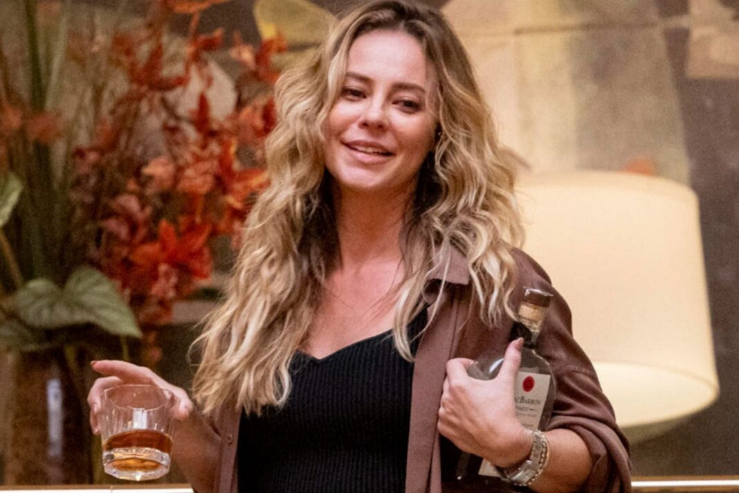 Vale Tudo: Heleninha dá vexame e dorme na sarjeta