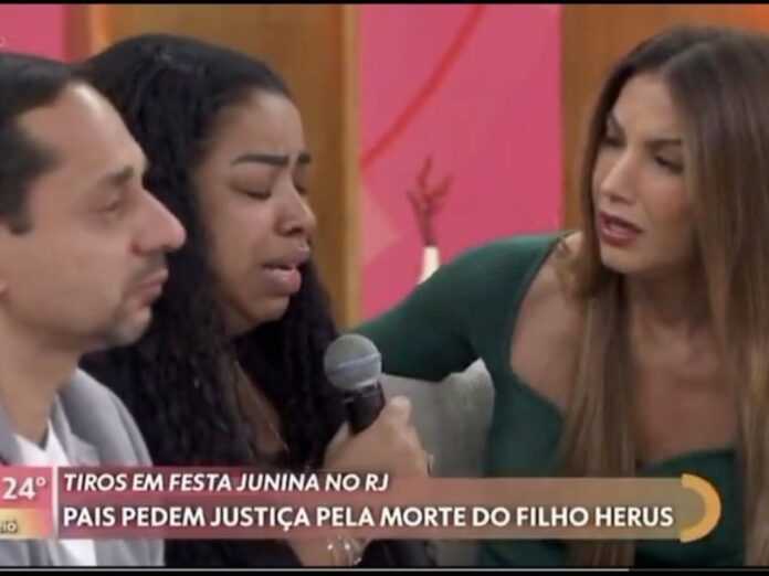 Patrícia Poeta em entrevista aos pais da vítima do Bope em festa junina no Rio de Janeiro (Foto: Reprodução)