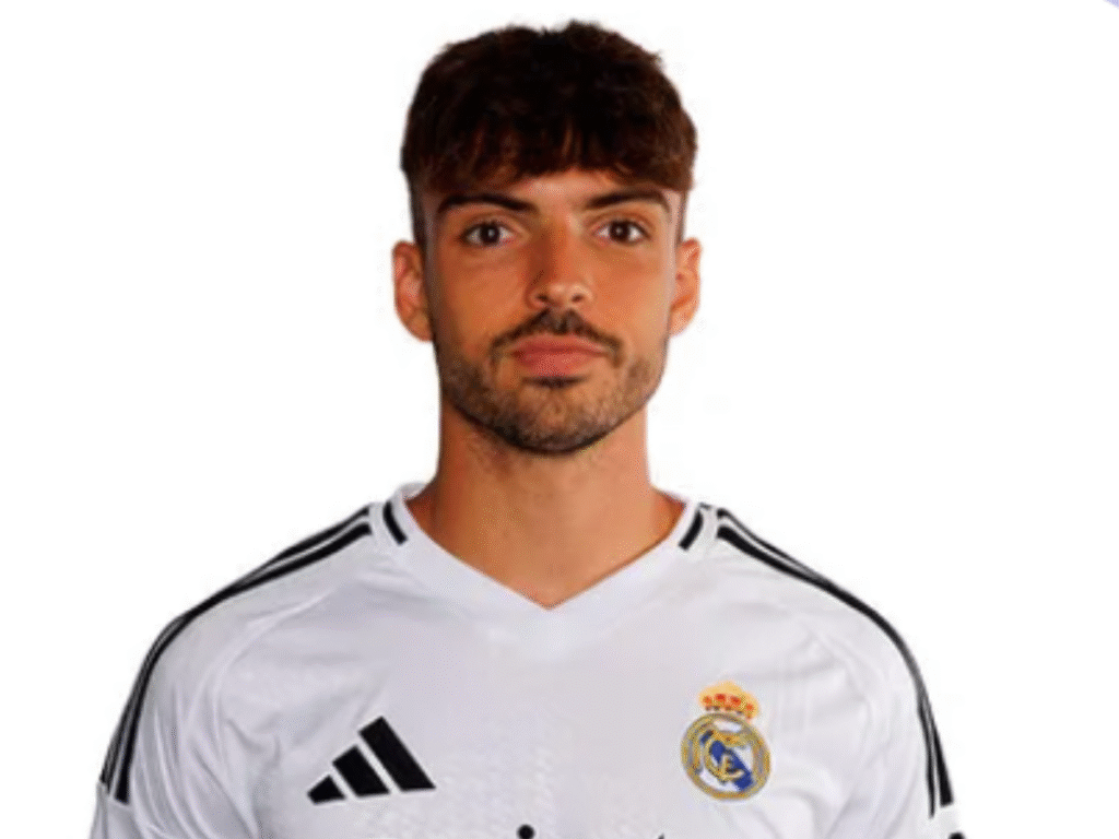 Raúl Asencio, cria do Real Madrid, renova contrato com multa bilionária (Foto: Reprodução/Real Madrid)
