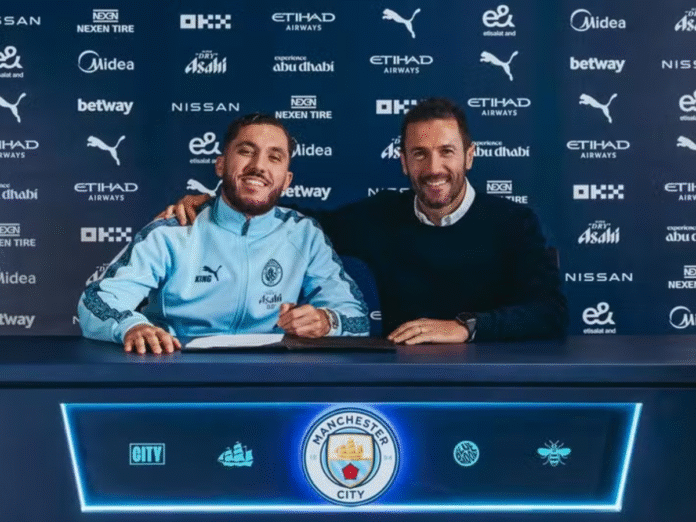 Rayan Cherki é o novo reforço do Manchester City; jogador foi apresentado ao lado de Hugo Viana, diretor de futebol do clube (Foto: Divulgação/City)
