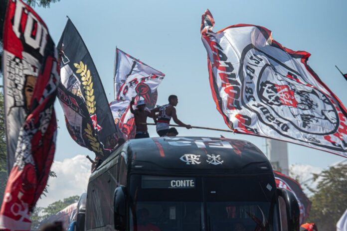 Registro de Aerofla organizado pela torcida do Flamengo