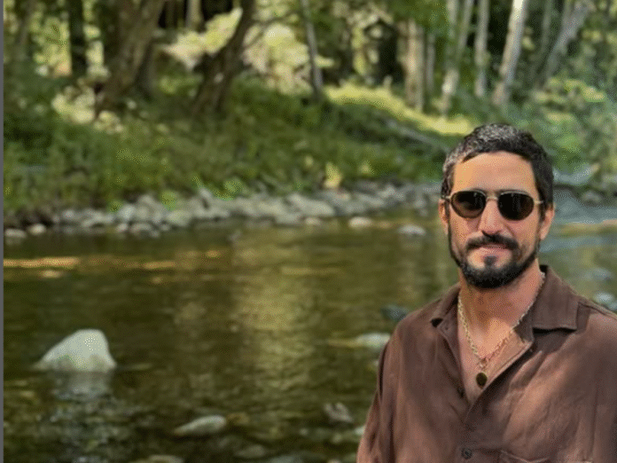 Renato Góes é um ator brasileiro e está no ar em 'Vale Tudo', novela das 21h da Globo (Foto: Reprodução/Instagram)