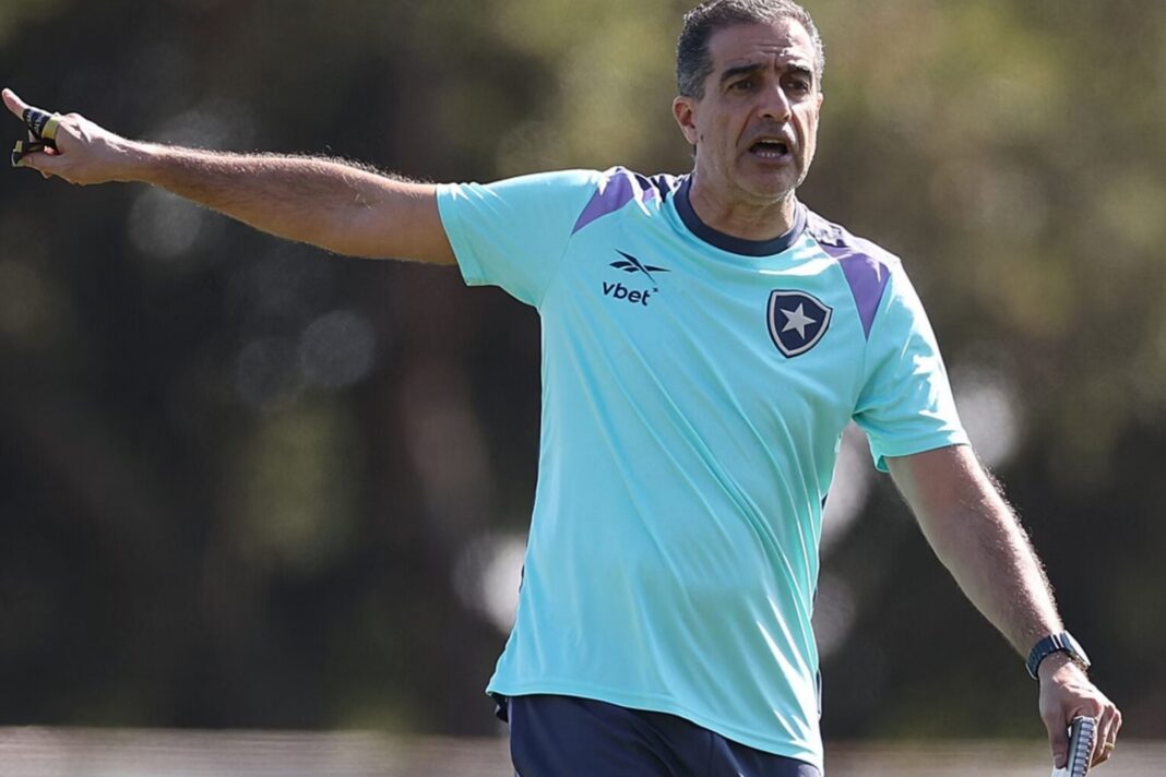 Renato Paiva, do Botafogo, prepara mudanças para enfrentar o PSG