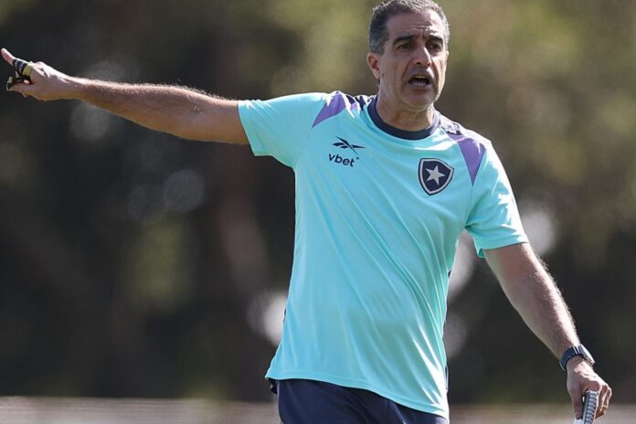 Renato Paiva comandando treino do Flamengo