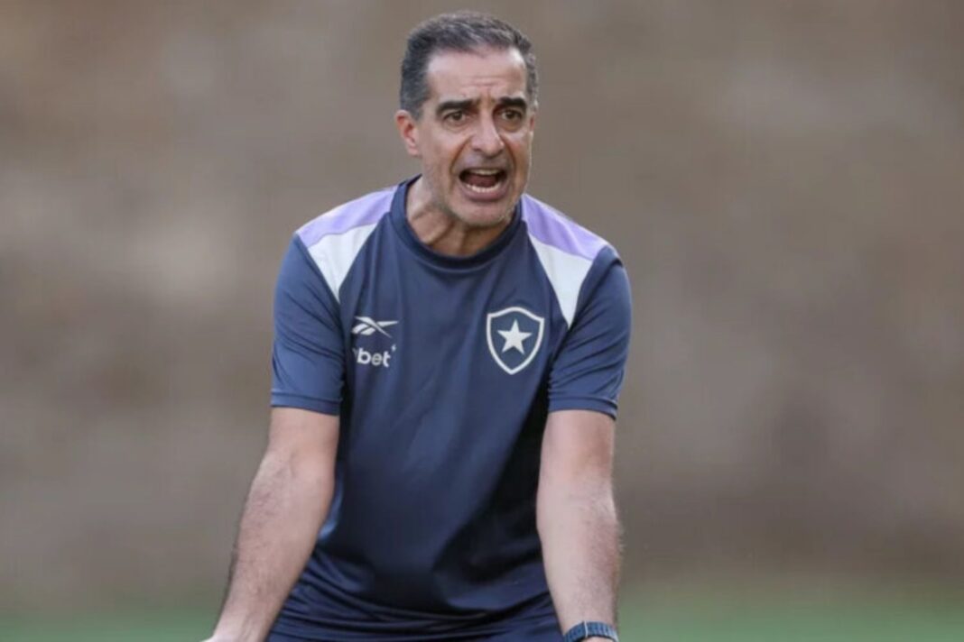 A declaração de Renato Paiva direcionada a Luis Enrique após vitória do Botafogo contra o PSG