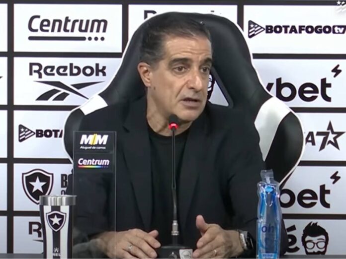 Renato Paiva em coletiva de imprensa como técnico do Botafogo - Foto: Reprodução