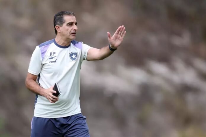 Renato Paiva em treinamento do Botafogo