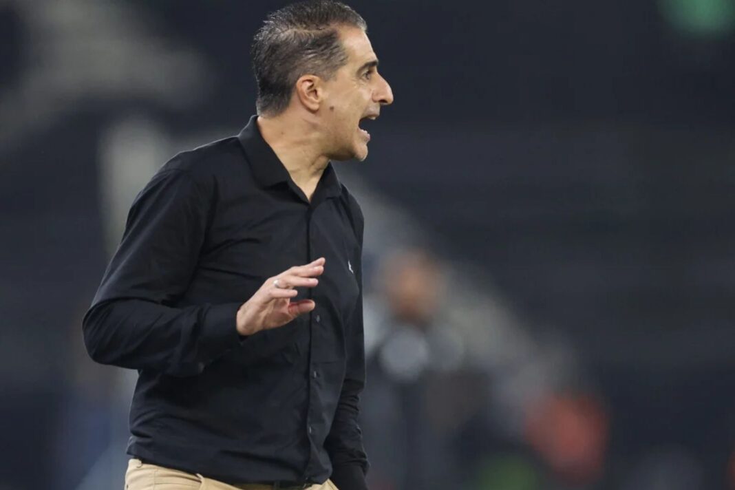 Renato Paiva rebate críticas no Botafogo: “Mais fácil do que dar crédito ao Palmeiras…”