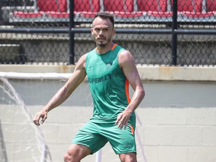 Renê, lateral-esquerdo do Fluminense, durante treino no CT (Foto: Marcelo Gonçalves/Fluminense FC)